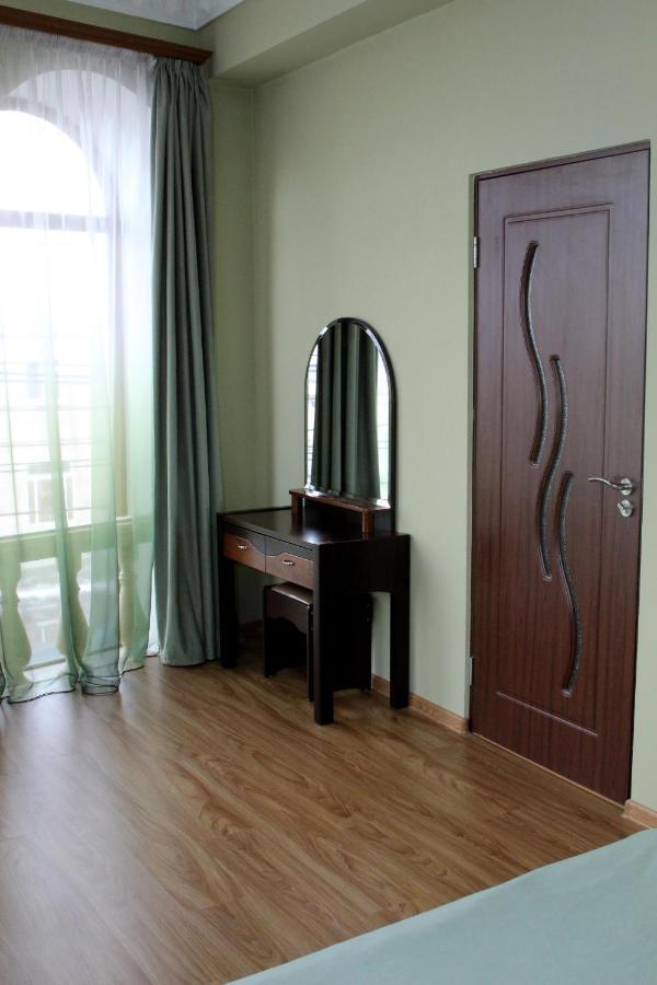 Golden Apricot Panzió Gjoumri Kültér fotó